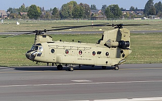 Bild: 17959 Fotograf: Uwe Bethke Airline: USA - Army Flugzeugtype: Boeing-Vertol CH-47 F Chinook