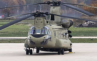 Bild: 18057 Fotograf: Uwe Bethke Airline: USA - Army Flugzeugtype: Boeing-Vertol CH-47 F Chinook