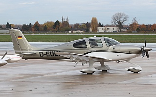 Bild: 18069 Fotograf: Frank Airline: Privat Flugzeugtype: Cirrus Design SR22T GTS