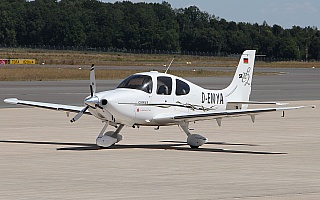 Bild: 17653 Fotograf: Frank Airline: Fly Aeolus Flugzeugtype: Cirrus Design SR22 G2