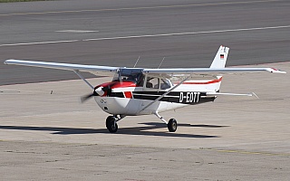 Bild: 19787 Fotograf: Frank Airline: Luftsport-Club Nienburg / Weser e.V. Flugzeugtype: Reims Aviation Reims-Cessna F172N Skyhawk