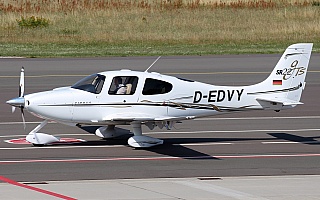 Bild: 20342 Fotograf: Frank Airline: Privat Flugzeugtype: Cirrus Design SR22 GTS