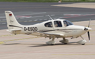 Bild: 21230 Fotograf: Uwe Bethke Airline: Flugschule Kassel Flugzeugtype: Cirrus Design SR22