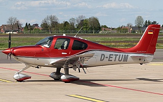 Bild: 24196 Fotograf: Frank Airline: Privat Flugzeugtype: Cirrus Design SR22T GTS